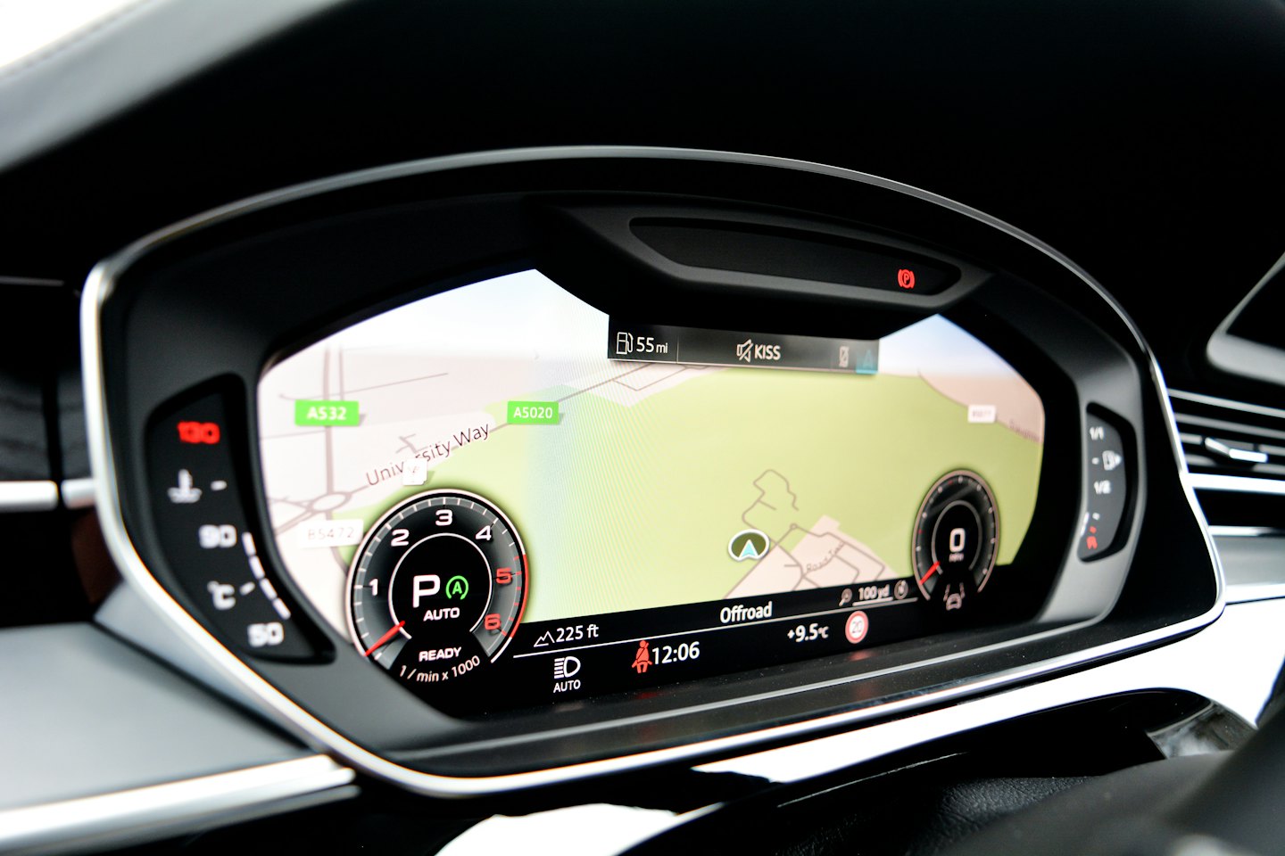 Moderne auto-dashboard met navigatiekaart en snelheidsweergave.